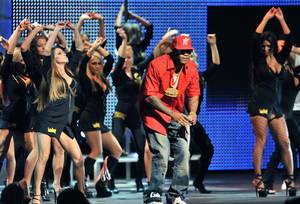 Rapper Flo Rida performs with the ladies of Las Vegas' Spearmint Rhino to open the 2009 AVN Awards.