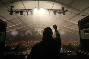 RICHARD BRIAN/STAFF PHOTO.Carl Cox performs during the Ultra Music Festival at Bicentennial Park on March 28, 2009 in Miami.