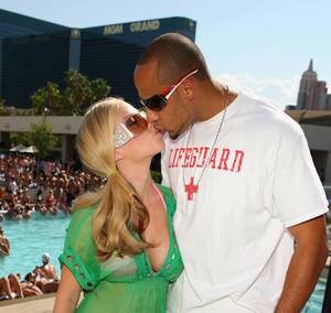 Kendra Wilkinson and Hank Baskett share a kiss at Wet Republic.
