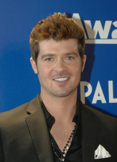 Singer Robin Thicke walks the red carpet of the 2009 NHL Awards at the Palms.