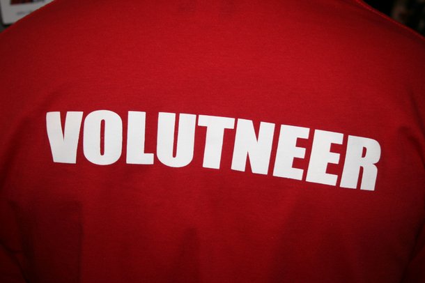 That's right, the UFC Fan Expo's volunteer shirts say 
