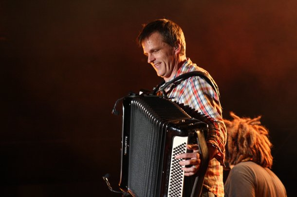 Charlie Gillingham front and center for an accordion solo.