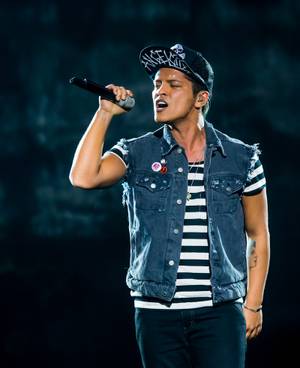 Bruno Mars hosts Tyst this NYE, with DJ Jermaine Dupri supplying the year-end soundtrack.