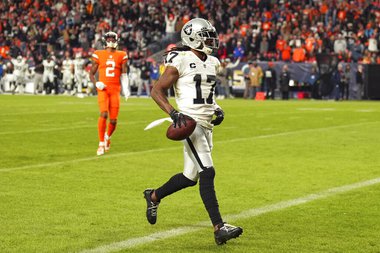 Raiders receiver Davante Adams scores the winning touchdown against the Broncos on November 20, 2022.