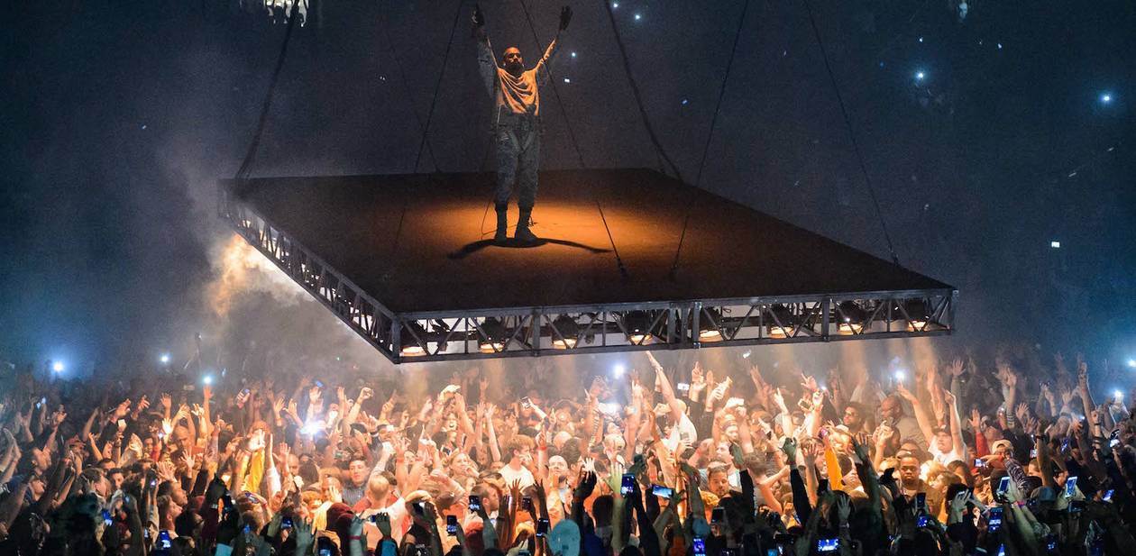 The energy of the crowd beneath his floating stage was incredible, with trap-driven tracks putting the pit into perpetual bounce.