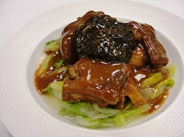 Stewed pork trotters over lettuce topped with hair seaweed.