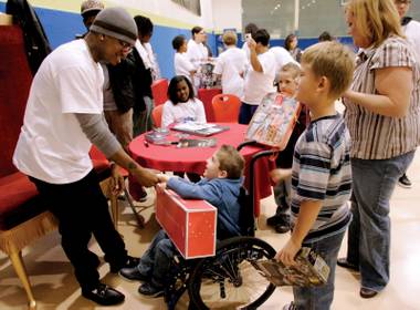 Grammy award-winning star Ne-Yo gave away more than 400 presents to deserving Valley children last Saturday.