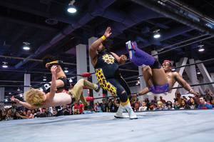 Wrestlers perform during a Versus Pro Wrestling match at the LVL Up Expo. <em>(Wade Vandervort/Staff)</em>