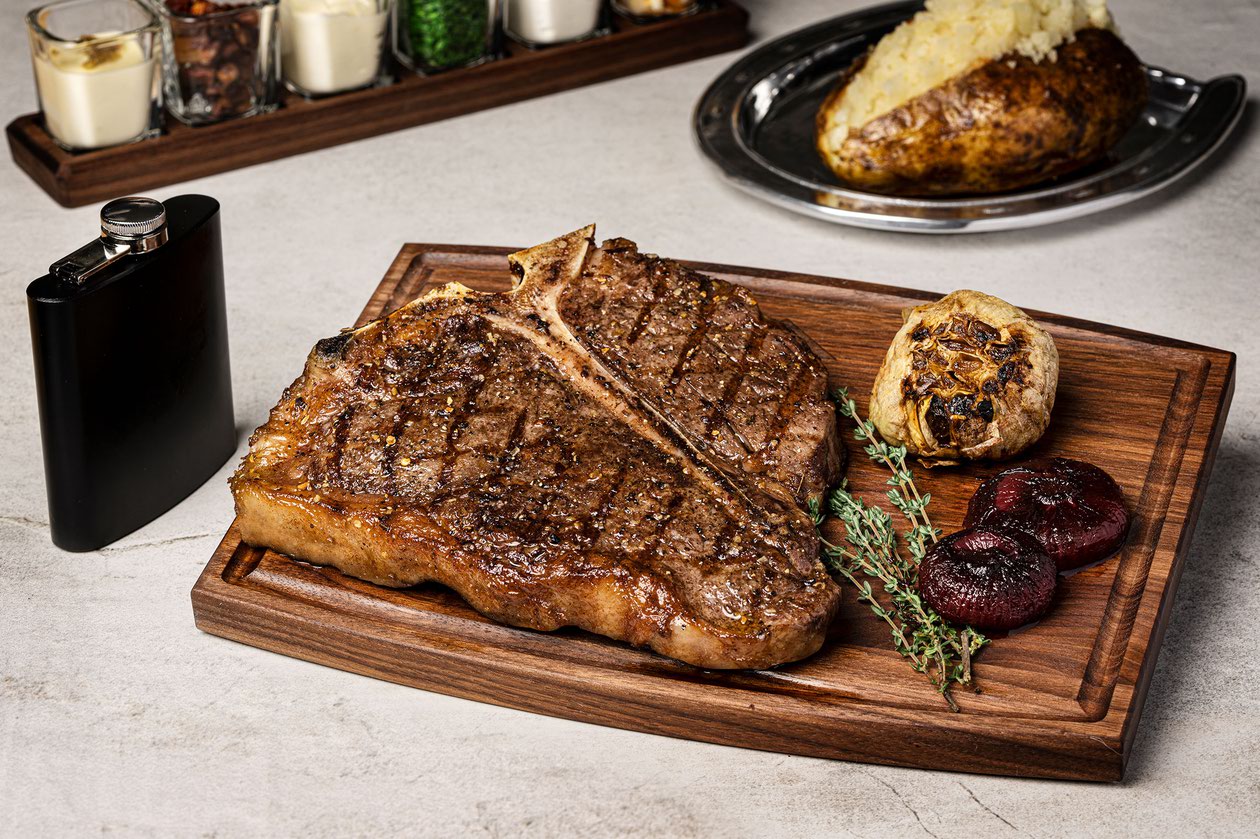 Jack’s prides itself on its beautifully textured marbled beef, dry-aged for 28 days and broiled at 1800 degrees.