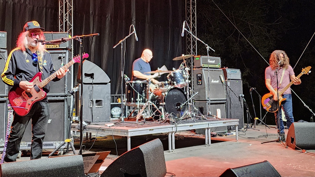 A curious thing happened at the Schellraiser Music Festival: Attendees stood (or sat) on cool grass shaded by tall trees and actually listened to bands playing live music. 