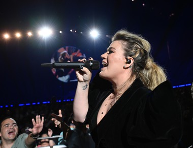 Kelly Clarkson's first limited engagement sticks the landing.