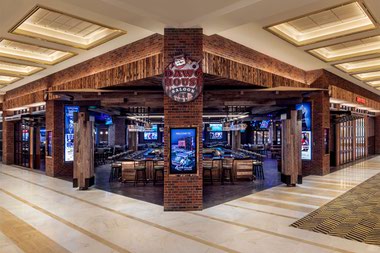 This Resorts World spot combines big screens, quality food, sports betting and live music in a winning way.