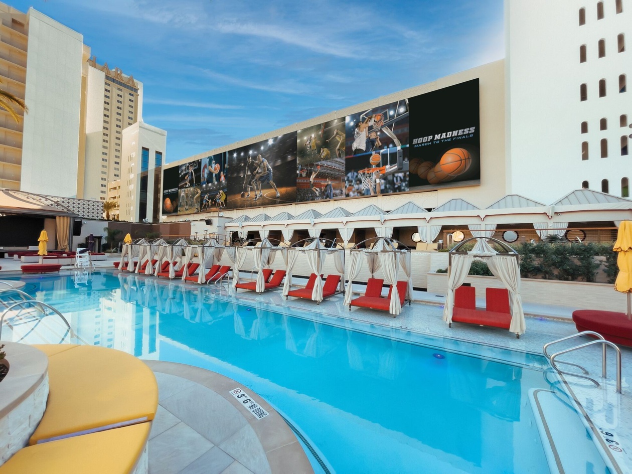 Experience unmatched March basketball viewing parties in Las Vegas! Join SAHARA Las Vegas, Resorts World, South Point and more from March 21-24 for large screens, premium spots, and special offers. Free admission available.