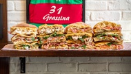 Since 1991, the Mazzanti family has been passionately running all locations of All’antico Vinaio and attracting crowds of Italians and tourists alike because of the exceptional ingredients and freshly baked Tuscan schiacciata bread.