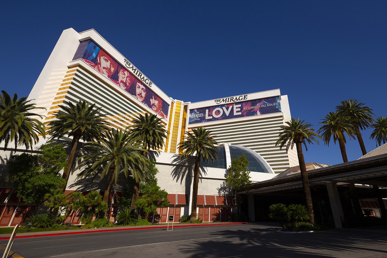 The Neon Museum will receive the 17-foot-tall sculpture depicting Siegfried & Roy, among other Mirage signage and items.