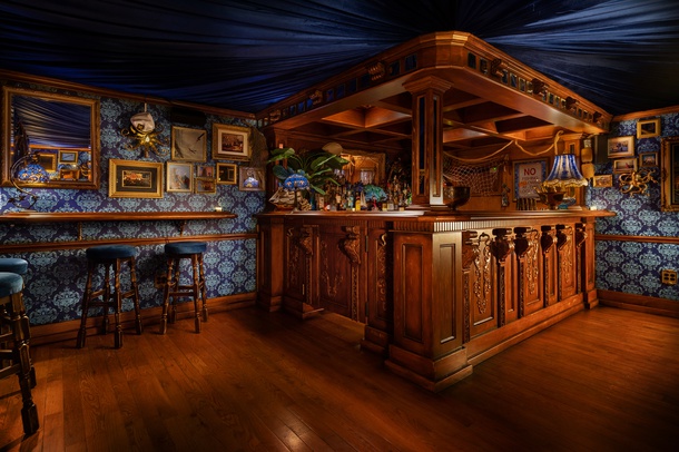 The bar at Pier 17 Yacht Club