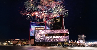 Plan your ultimate NYE in Las Vegas! From Topgolf’s open bar bash to the Plaza’s downtown fireworks to exclusive events at Resorts World, we’ve got you covered.