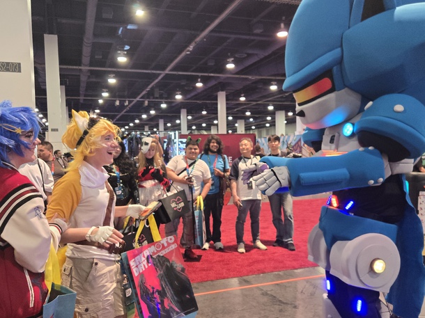 Mecha Sonic greets attendees at LVL Up Expo.