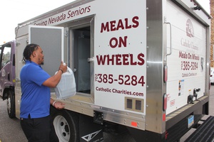 El programa de Comidas a Domicilio de Caridades Católicas del Sur de Nevada continúa entregando comidas a más de 2400 clientes en la región, a pesar de que la organización sufrió un recorte del 20% en la financiación federal a partir del 1 de julio. Sin embargo, la agencia está recurriendo a la recaudación de fondos para ayudar a reducir la diferencia.