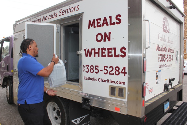 El programa de Comidas a Domicilio de Caridades Católicas del Sur de Nevada continúa entregando comidas a más de 2400 clientes en la región, a pesar de que la organización sufrió un recorte del 20% en la financiación federal a partir del 1 de julio. Sin embargo, la agencia está recurriendo a la recaudación de fondos para ayudar a reducir la diferencia.