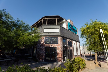 Un jueves por la noche en el Distrito de las Artes de Las Vegas, Jeff Hwang, propietario de Taberna Costera, se reúne con otros empresarios para abordar la creciente preocupación por una propuesta de modificación de la ordenanza municipal sobre ruido que, en su opinión, podría poner en peligro la animada escena musical y de música en vivo que tanto ha costado cultivar a lo largo de los años.

