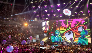 One minute you’re bouncing to LL Cool J’s “Mama Said Knock You Out.” The next you’re dancing to Tate McRae’s breathy single “Sports Car” and then head-banging to the Offspring’s “Pretty Fly (for a White Guy).”