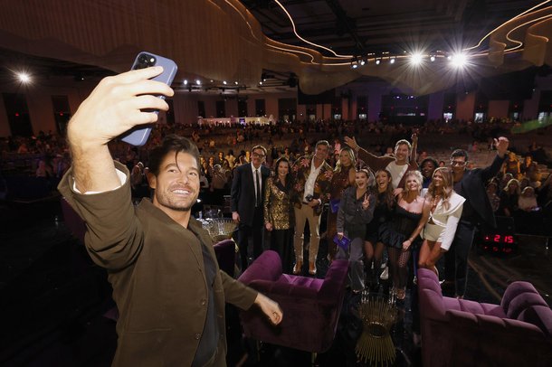 Craig Conover takes a selfie with his 