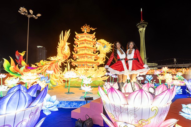 Content creators and sisters LaShonza, left, and LaStarza Featherston pose in a light display during GlowFest, a holiday night market and light festival at Paradise Road and Sahara Avenue, Saturday, Dec. 20, 2025. The festival runs through Feb. 22.