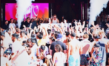 It’s bound to be a bacchanal of blowouts at Vegas dayclubs and nightclubs, and if you’re going to make the most of it, you’ll need this guide.